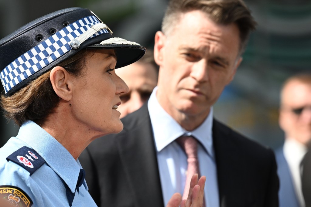 NSW premier Chris Minns (r) and Police commissioner Karen Webb (l)