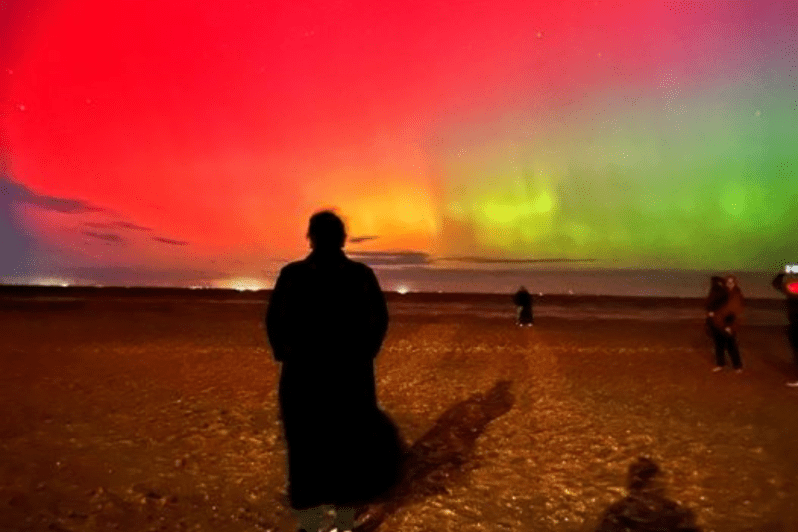 What causes the different colours of the Aurora Australis?